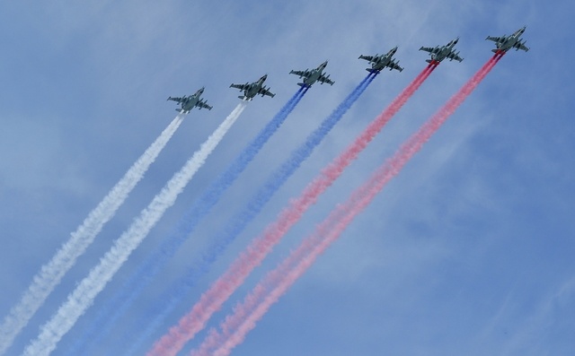 Máy bay chiến đấu mặt đất Su-25 Frogfoot tạo những vệt khói 3 màu tượng trưng cho quốc kỳ Nga.