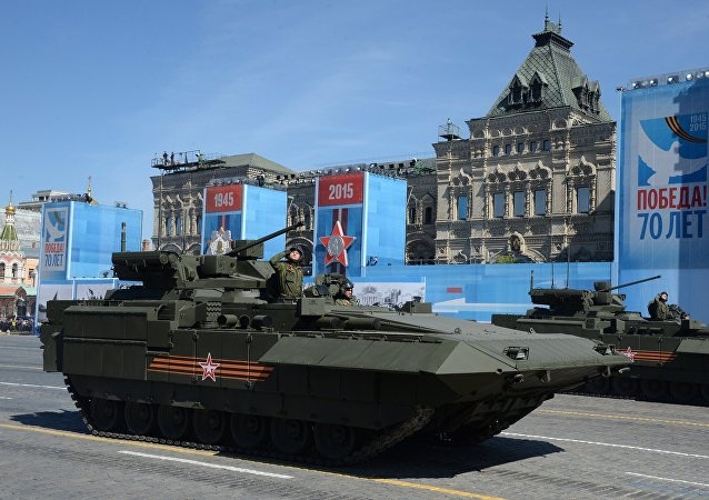 Xe tăng thế hệ tương lai của Nga, Armata, xuất hiện trong lễ diễu binh ở Quảng trường Đỏ. Đây là loại vũ khí mà dư luận thế giới quan tâm nhất trong cuộc diễu hành.