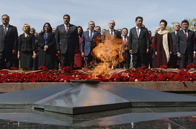 Chu tich Truong Tan Sang dang hoa tuong niem tai Nga hinh anh