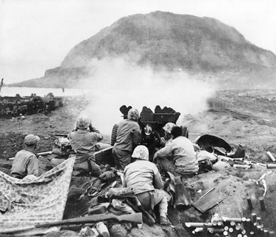 Lính Mỹ chĩa pháo nhằm vào các cứ điểm của phát xít Nhật gần núi Suribachi trên đảo Iwo Jima. Ảnh: Wikipedia