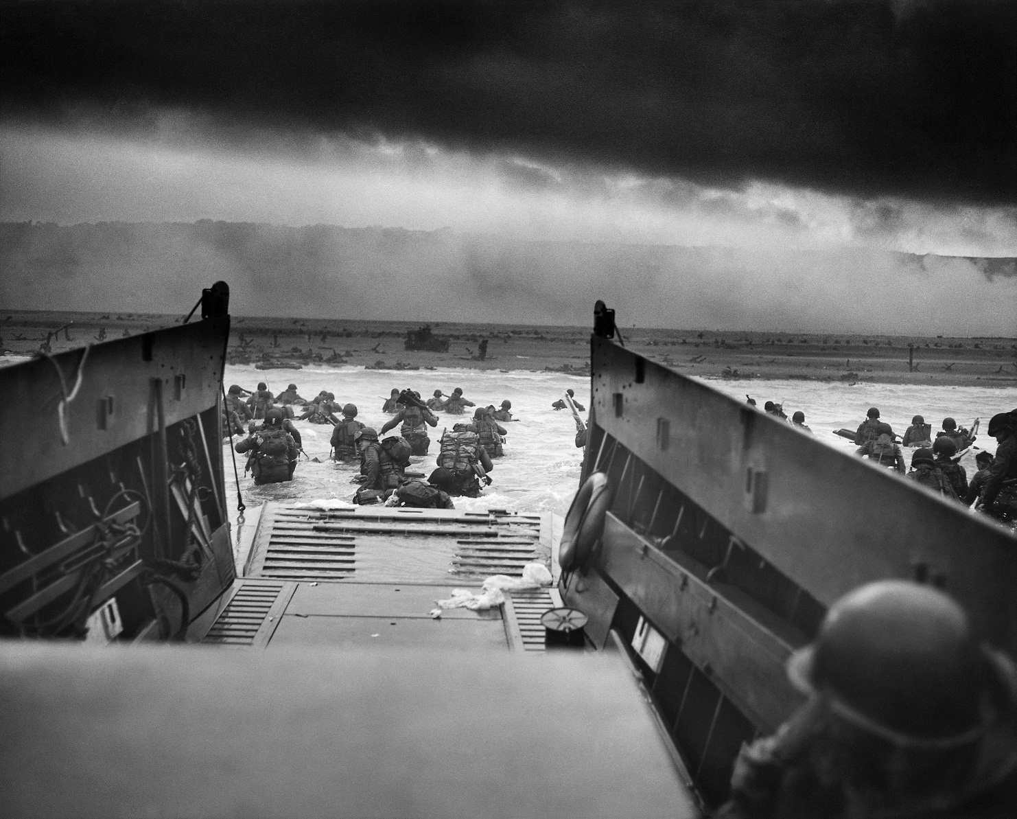 Lính Mỹ đổ bộ bờ biển ở Normandy ngày 6/6/1944. Ảnh: Wikipedia