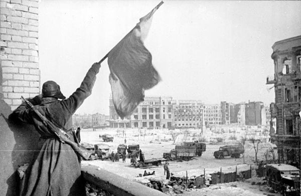 Một người lính Liên Xô vẫy cờ tại tòa nhà trung tâm Stalingrad năm 1943. Ảnh: Wikipedia