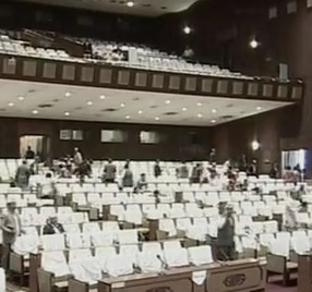 Nghi si Nepal bo chay giua cuoc hop vi dong dat hinh anh