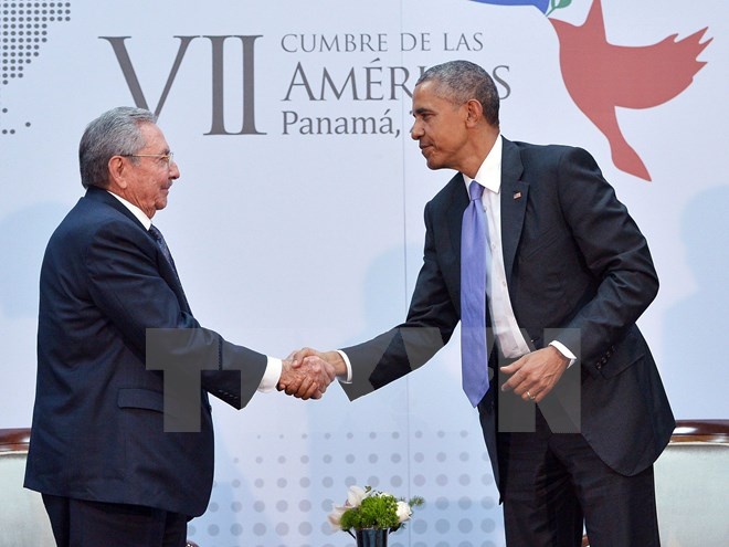 Tổng thống Mỹ Barack Obama và Chủ tịch Cuba Raul Castro đã có cuộc hội đàm lịch sử bên lề Hội nghị OAS 7. Ảnh: AFP
