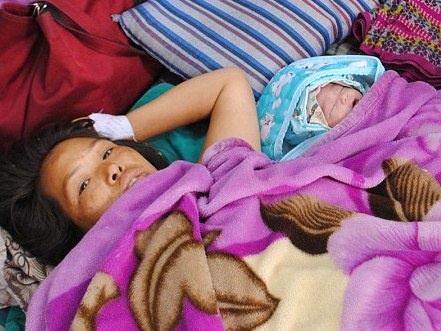 Be gai chao doi giua luc dong dat rung chuyen Nepal hinh anh