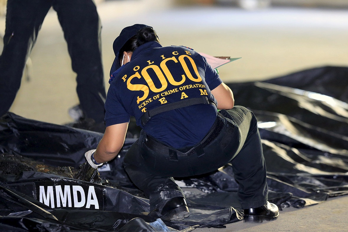 Đội cứu hộ đưa thi thể nạn nhân vào trong túi đựng xác để đem ra ngoài. Ngoài những người đã chạy thoát, họ không tìm thấy ai sống sót bên trong nhà máy.