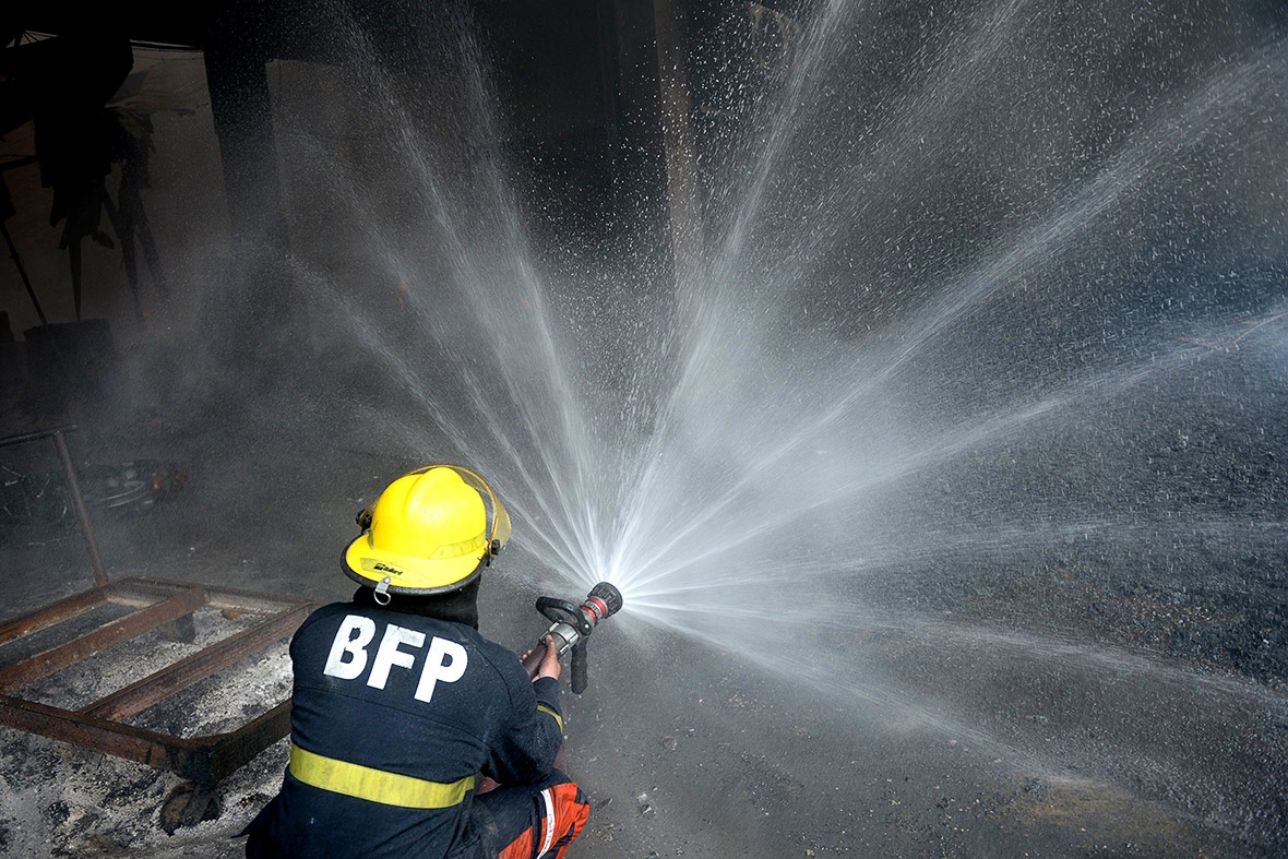 Lính cứu hỏa phải mất 5 tiếng để khống chế ngọn lửa dữ dội.