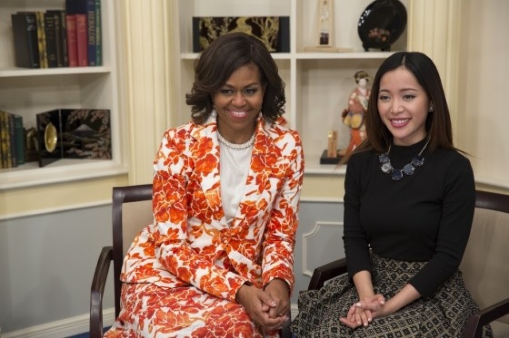 Michelle Phan gặp Đệ nhất phu nhân Mỹ Michelle Obama. Cô tham gia vào dự án sáng kiến dành cho trẻ em gái ở các nước đang phát triển mà bà Obama khởi xướng. Các con của Tổng thống Mỹ cũng là người thường xuyên theo dõi những video của Michelle. Ảnh: White House