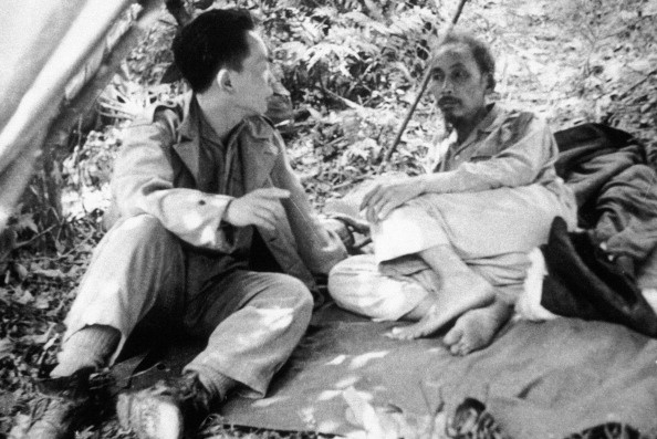 Chủ tịch Hồ Chí Minh và Đại tướng Võ Nguyên Giáp tạm nghỉ trên đường tới Chiến dịch Biên giới 1950.