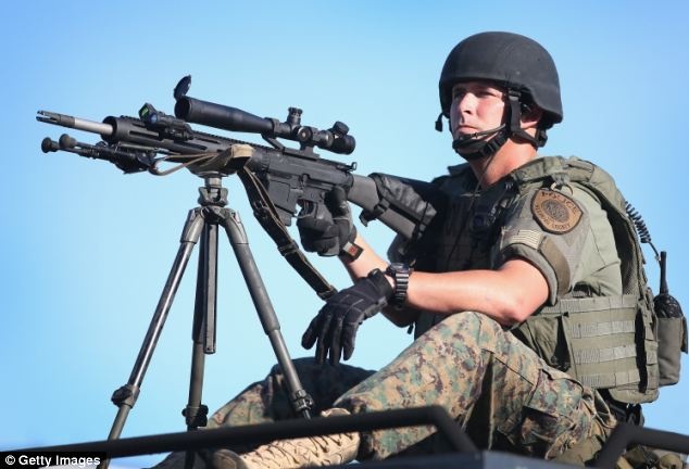 Lo so quan su hoa nganh canh sat, My cam nhieu loai vu khi hinh anh