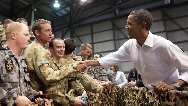 Tổng thống Obama bắt tay binh sĩ Mỹ và Australia tại căn cứ Darwin năm 2011. Ảnh: AFP