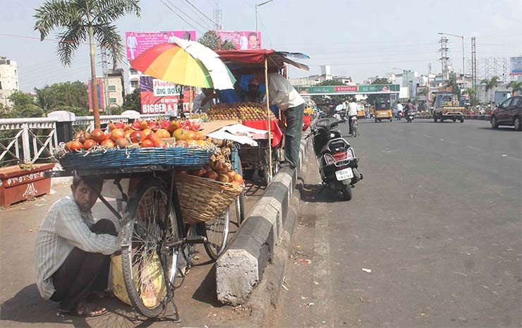  Một người bán hàng rong phải ngồi dưới gánh hàng để che nắng. Theo các chuyên gia khí tượng, đợt nắng nóng sẽ kéo dài trong khi mùa mưa sẽ đến chậm do hiện tượng El Nino.