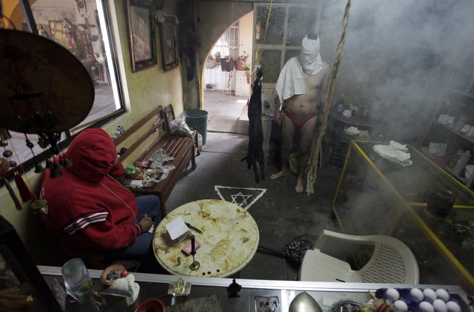 Buoi chua 'benh dong tinh' cua phap su Mexico hinh anh