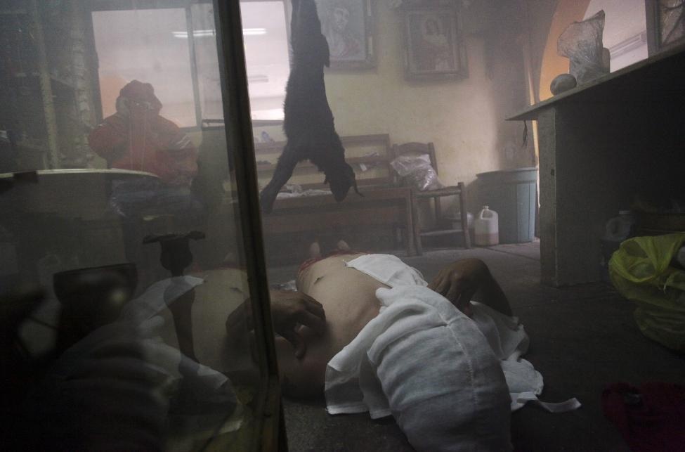 Trước khi Joaquin khấn nguyện, ông rưới máu con dê lên người đàn ông đồng tính nằm dưới nhà.