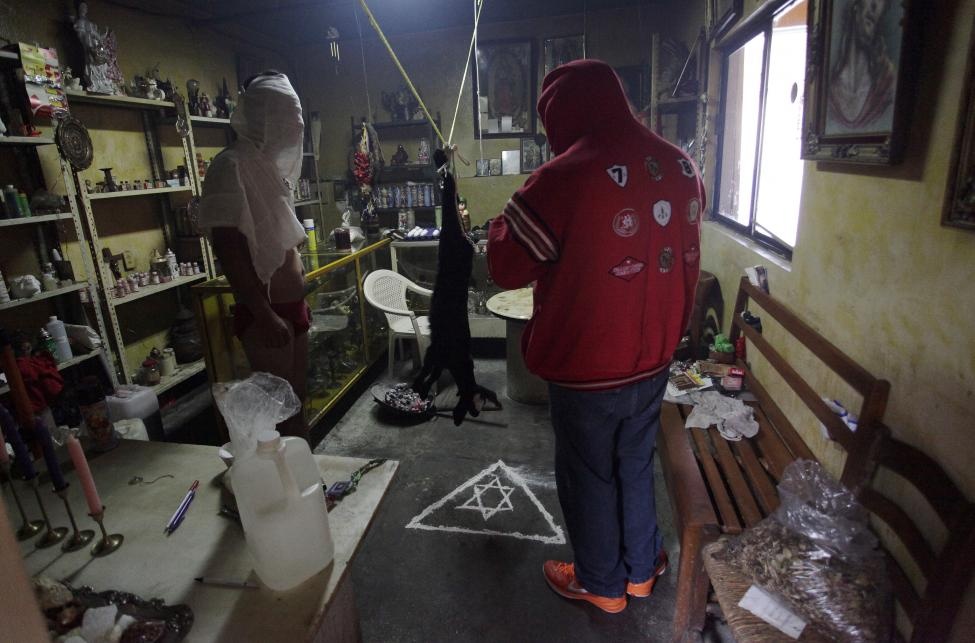 Trước khi Joaquin khấn nguyện, ông rưới máu con dê lên người đàn ông đồng tính nằm dưới nhà.