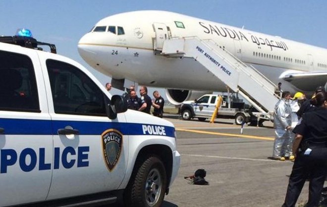 Chien dau co My ho tong may bay cua Air France bi de doa hinh anh