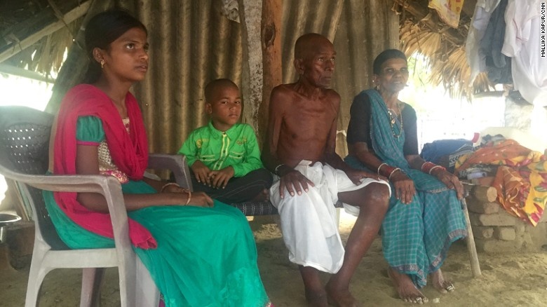 Ông Mallayia Baddula bên vợ và 2 cháu nội. Con trai ông vừa qua đời vì sốc nhiệt. Ảnh: CNN