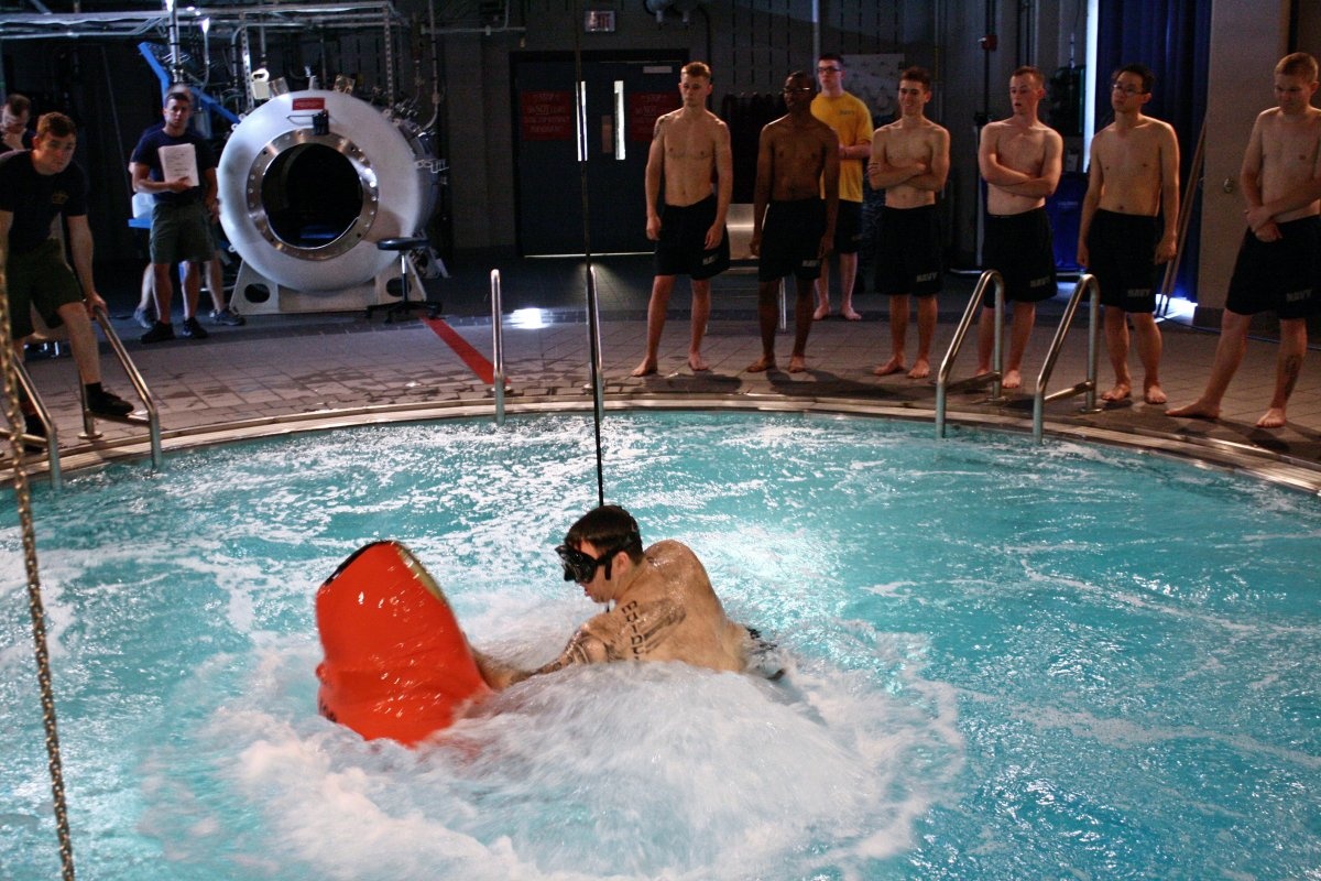 Ở giai đoạn 2 của buổi tập huấn, các học viên đến một bể nước sâu 37 m, tương đương với điều kiện thực mà một thủy thủ sẽ đối mặt khi tìm cách thoát khỏi tàu ngầm nếu sự cố xảy ra. Họ phải bơi từ đáy hồ lên mặt nước với vận tốc hơn 180 m/phút.