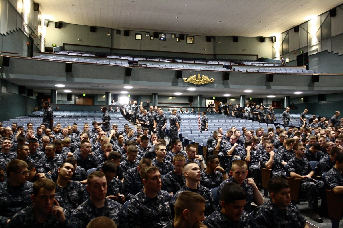 Khoảng 6.500 thủy thủ và 2.000 chuyên viên dân sự cùng các nhà thầu của hải quân đang làm việc tại căn cứ New London.