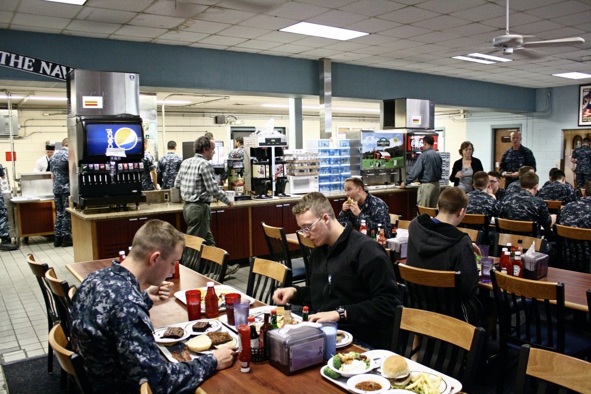 Khi hoạt động trên bờ, các thủy thủ có điều kiện sinh hoạt, vui chơi và ăn uống phong phú hơn.