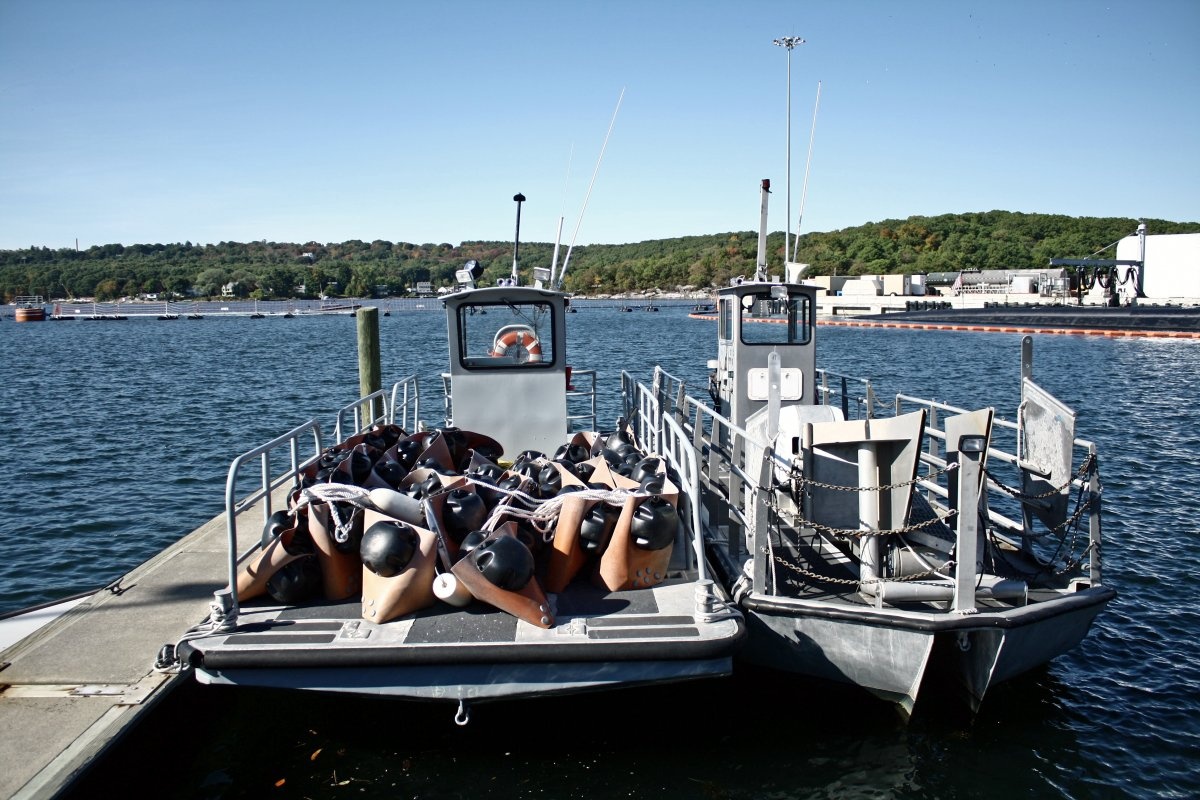 Hải quân Mỹ đặc biệt lưu tâm để tránh tình huống các vật liệu độc hại gây ô nhiễm nguồn nước xung quanh. Một đội tàu và các chuyên viên luôn túc trực để sẵn sàng phản ứng nếu tràn dầu xảy ra, dù đây là những sự cố rất hiếm.