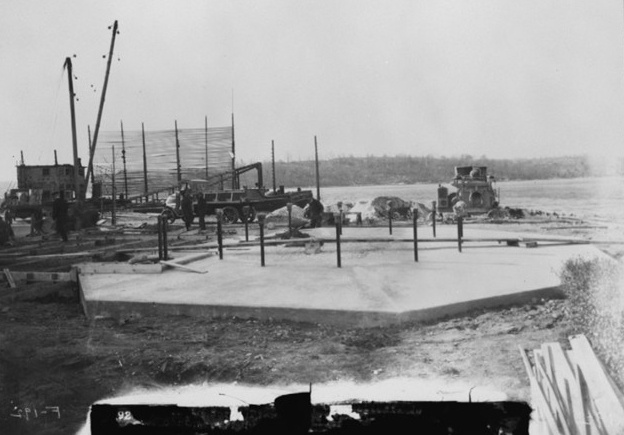 Căn cứ New London khi bắt đầu hoạt động năm 1868 chỉ là một khu vực bình thường. Đến năm 1915, Hải quân Mỹ mới đưa các tàu ngầm đến đây. Đến thập niên 60 của thế kỷ 20, Hải quân Mỹ mở rộng cơ sở tại New London gồm vùng nước quanh cảng và xung quanh các ngọn đồi.