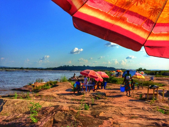 Hoàng hôn bình yên bên bờ sông Congo. Ảnh: BTH