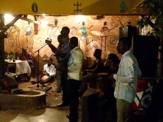 Một câu lạc bộ náo nhiệt ở Mali. Ảnh: BTH