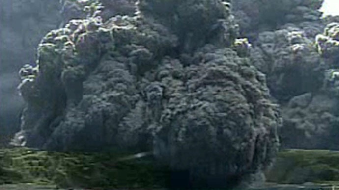 Nui lua Nhat Ban bat ngo hoat dong, tao cot khoi cao 9.000 m hinh anh