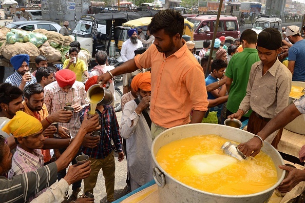 Một người dân Ấn Độ phát nước hoa quả miễn phí cho người đi đường, giúp họ tránh mất nước do trời nóng. Tờ Guardian nhận định, con số 2.005 người chết vì nắng nóng ở Ấn Độ trong năm 2015 là mức cao nhất trong hơn 20 năm qua. 