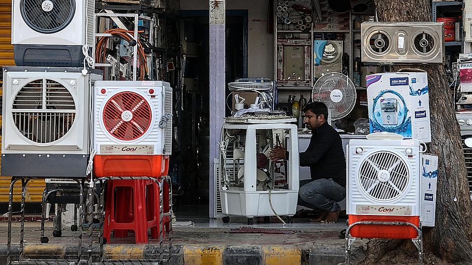 Quạt và máy điều hòa trở thành những vật dụng được mua nhiều trong những ngày nóng. Tuy nhiên, Ấn Độ phải áp dụng cắt điện luân phiên để bảo đảm nguồn cung trước nhu cầu tăng đột biến.