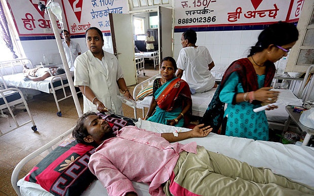 Những bệnh viện ở Ấn Độ thường xuyên trong tình trạng quá tải. Ông bố Lakshmi Singh khi đưa con trai đến khám tại một bệnh viện phía nam thủ đô cho biết: 