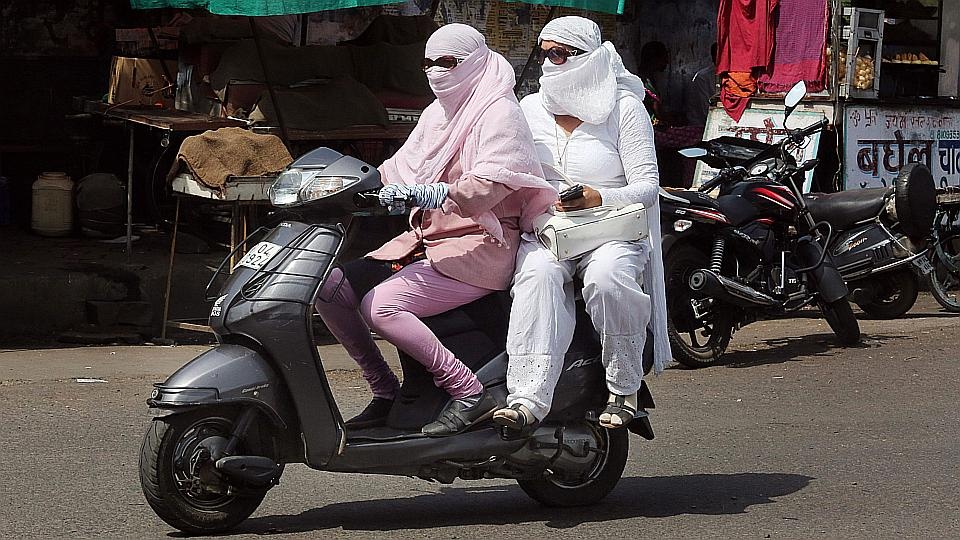 Phụ nữ mặc kín để bảo vệ cơ thể khi ra đường trong trời nắng. Theo các nhà khí tượng, thời tiết khô và nóng vẫn tiếp tục diễn ra tại những bang miền đông nam trong những ngày tới. Tuy nhiên, tình hình ở khu vực này sẽ bớt nghiêm trọng do mùa mưa bắt đầu từ khoảng đầu tháng 6.