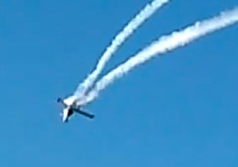 Hai may bay dam nhau giua troi, phi cong thiet mang hinh anh