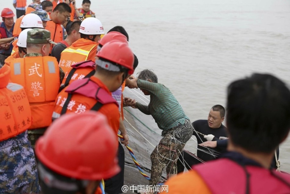 Một cụ bà 65 tuổi được cứu thoát từ tàu Ngôi sao phương Đông.  Ảnh: Hubei Daily