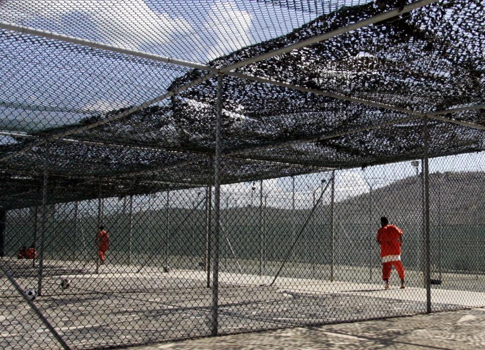 Những tù nhân bị giam trong Trại Delta ở nhà tù Guantanamo.  Khan đã chấp nhận tham gia chương trình nhân chứng của chính phủ để đổi lấy bản án tù 19 năm.
