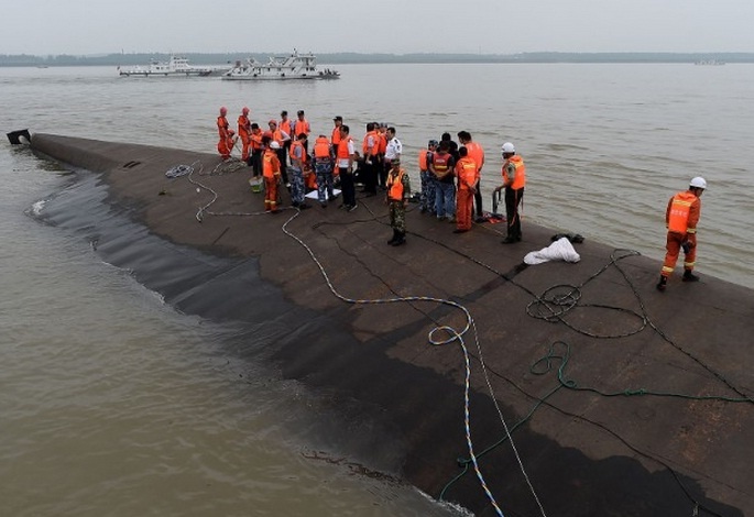 Nhân viên cứu hộ Trung Quốc tại hiện trường tàu Ngôi sao phương Đông bị lật. Ảnh: CNN