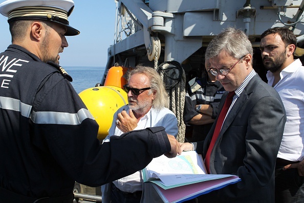 Chuyên viên trên tàu Orion trao đổi kế hoạch kỹ thuật trước khi kích nổ quả bom vào ngày 2/6. AFP cho biết, quả bom do Không quân Mỹ thả xuống nước Pháp. 