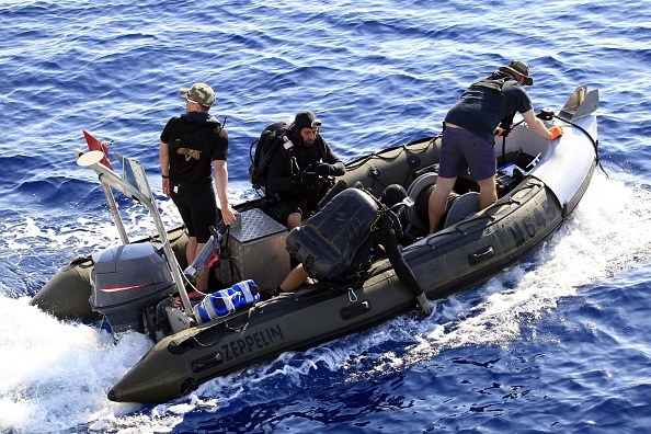 Thủy thủ trên tàu quét mìn chuẩn bị phương tiện để cho nổ quả bom còn sót lại từ thời Thế chiến II. Pháp là một trong những nước mà máy bay Mỹ và Anh rải bom nhiều nhất trong các cuộc thế chiến.