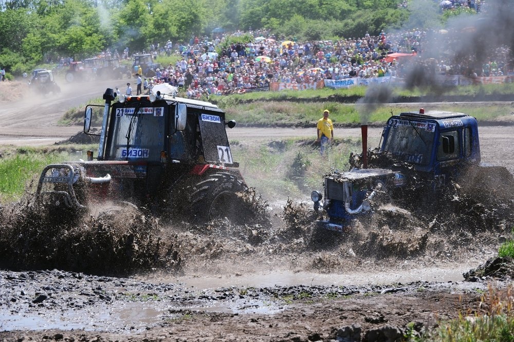 Các máy kéo tranh tài. Trang Sputnik News (Nga) nhận định, những đường đua ở Bizon-Track gây cấn và hấp dẫn như bộ phim Mad Max: Fury Road mới gây chấn động các rạp chiếu toàn cầu gần đây.
