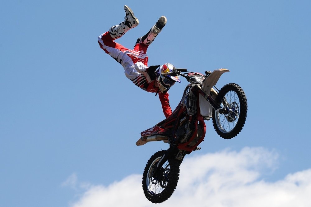 Một tiết mục biểu diễn môtô bay trong cuộc đua Bizon-Track.