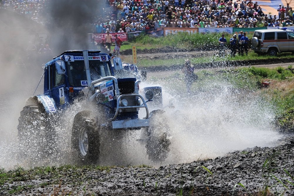 Lộ trình đường đua của các xe dài đến 10 km. Rất nhiều quãng đường là vũng bùn, sình lầy để các xe khẳng định sức bền.