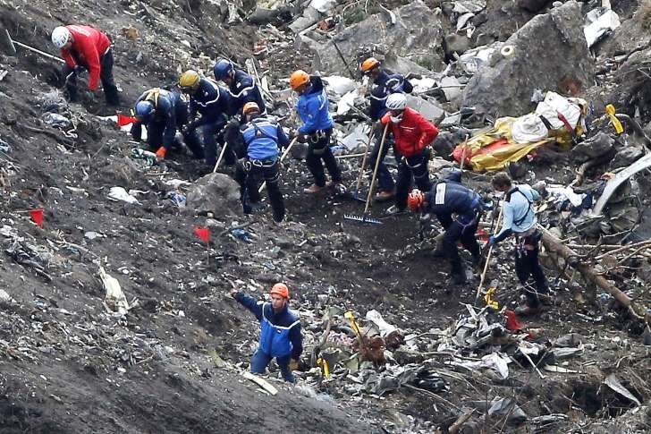 Thi the nan nhan may bay Germanwings tro ve que huong hinh anh