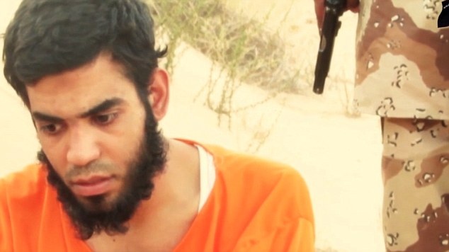 Nạn nhân quỳ gối và lẩm nhẩm cầu nguyện, trong khi khẩu súng của chiến binh IS đang kề sát bên đầu anh. Nhánh IS ở Ai Cập chỉ mới thành lập vào tháng 11/2014 nhưng đã gây ra hàng loạt vụ đánh bom đẫm máu.