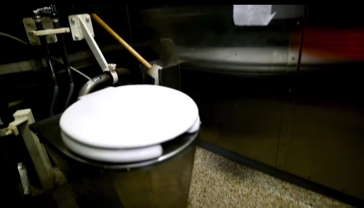 Mỗi thủy thủ chỉ có không gian ngủ và cất tư trang khoảng 1,4 m2. Số lượng phòng tắm trên tàu luôn ở mức tối thiểu. Có lúc 40 thủy thủ sử dụng chung một nhà tắm. Xưởng đóng tàu cũng thiết kế kích thước phòng tắm nhỏ để dành không gian cho những khu vực quan trọng.