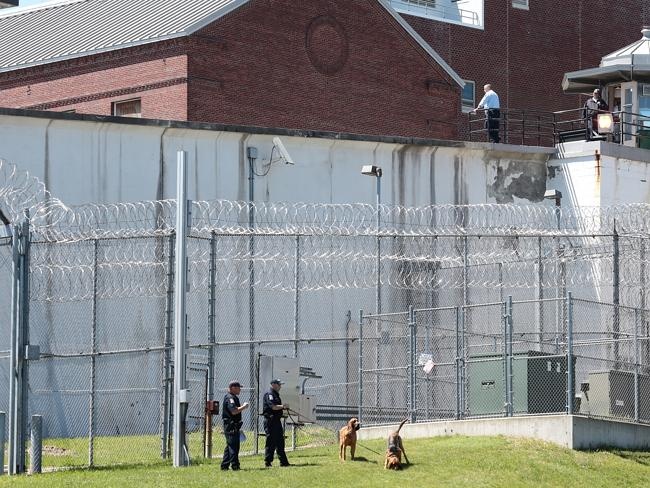 Cảnh sát canh gác bên ngoài trại cải tạo Clinton, nhà tù an ninh bậc nhất ở bang New York. Ảnh: AP