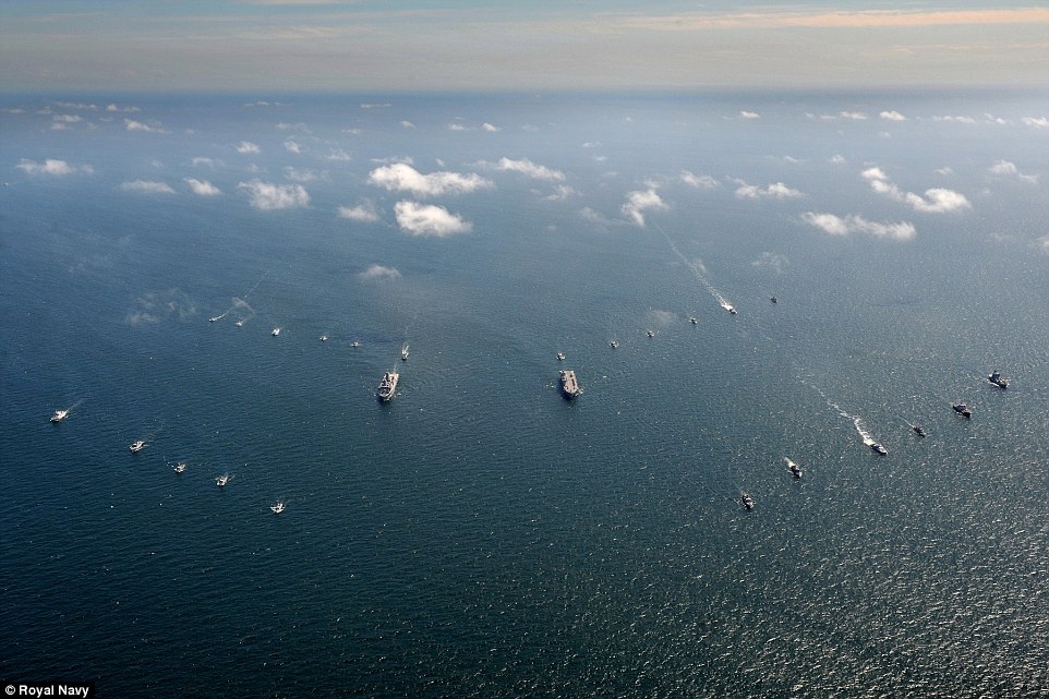 Ảnh toàn cảnh về các tàu chiến tham dự tập trận BALTOPS 15 do NATO tổ chức chụp từ máy bay quân sự Chinook. Nội dung diễn tập diễn ra trên biển và đổ bộ mặt đất, kết thúc vào ngày 20/6.