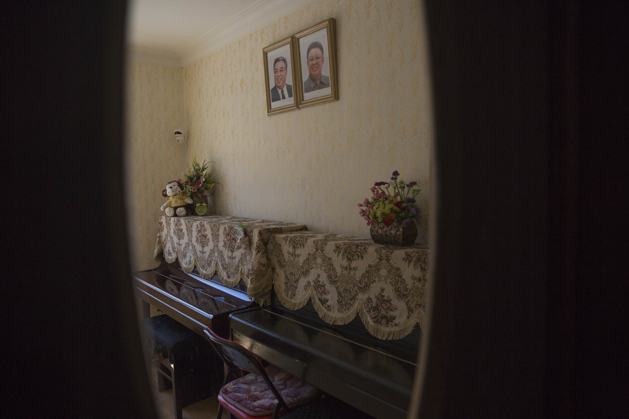 Người dân Triều Tiên treo chân dung các cố lãnh đạo Kim Il Sung và Kim Jong Il trong phòng khách ở nhà.