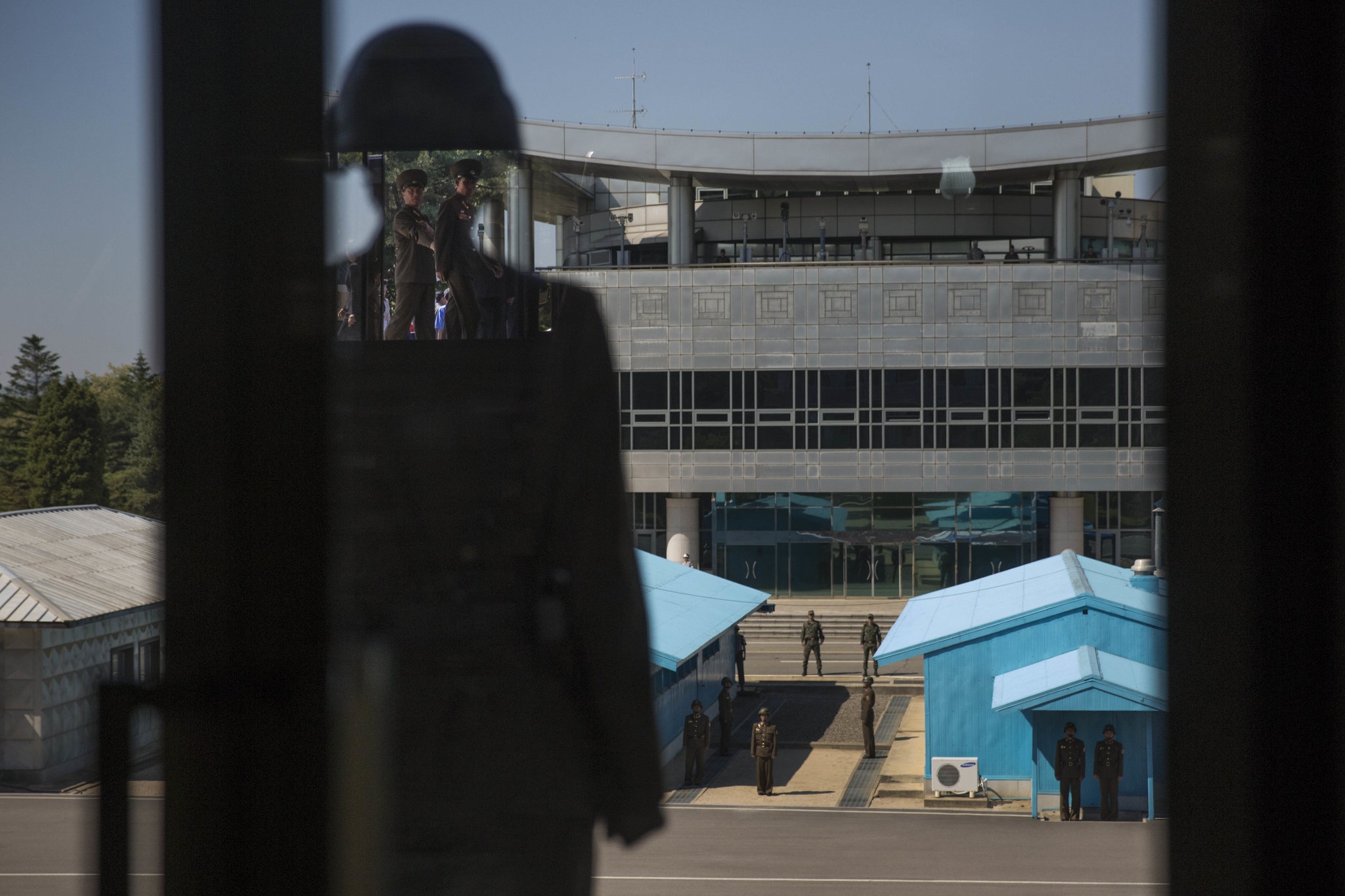 Binh sĩ Triều Tiên canh gác ở khu vực đình chiến Panmunjom tại biên giới Triều Tiên và Hàn Quốc. Nơi này đã ngăn cách hai bờ bán đảo Triều Tiên hơn 60 năm qua.