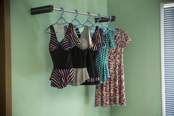 Đồ bơi của phụ nữ treo trong một góc tại cửa hàng quần áo ở Bình Nhưỡng.